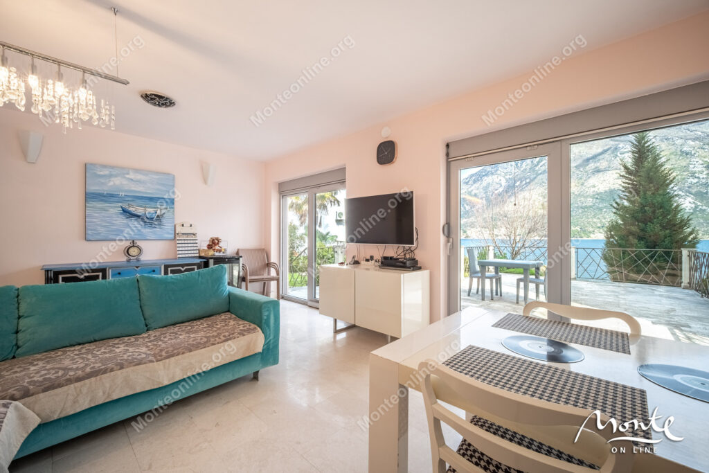 Three-story villa on the first line of the sea with a guest house 05