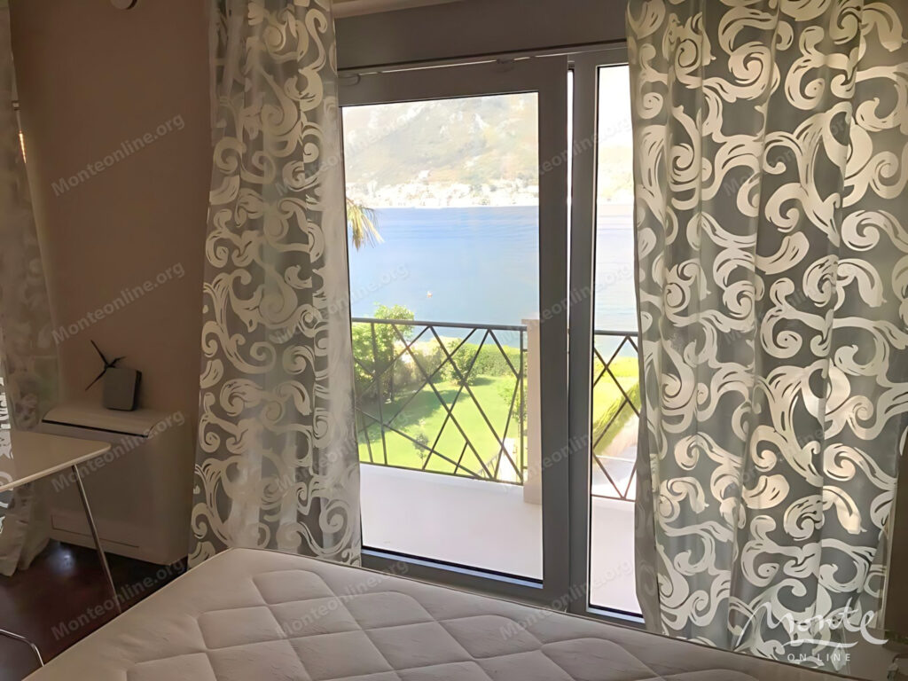 trehetazhnaya villa na 1 linii morya s gostevym domikom 06