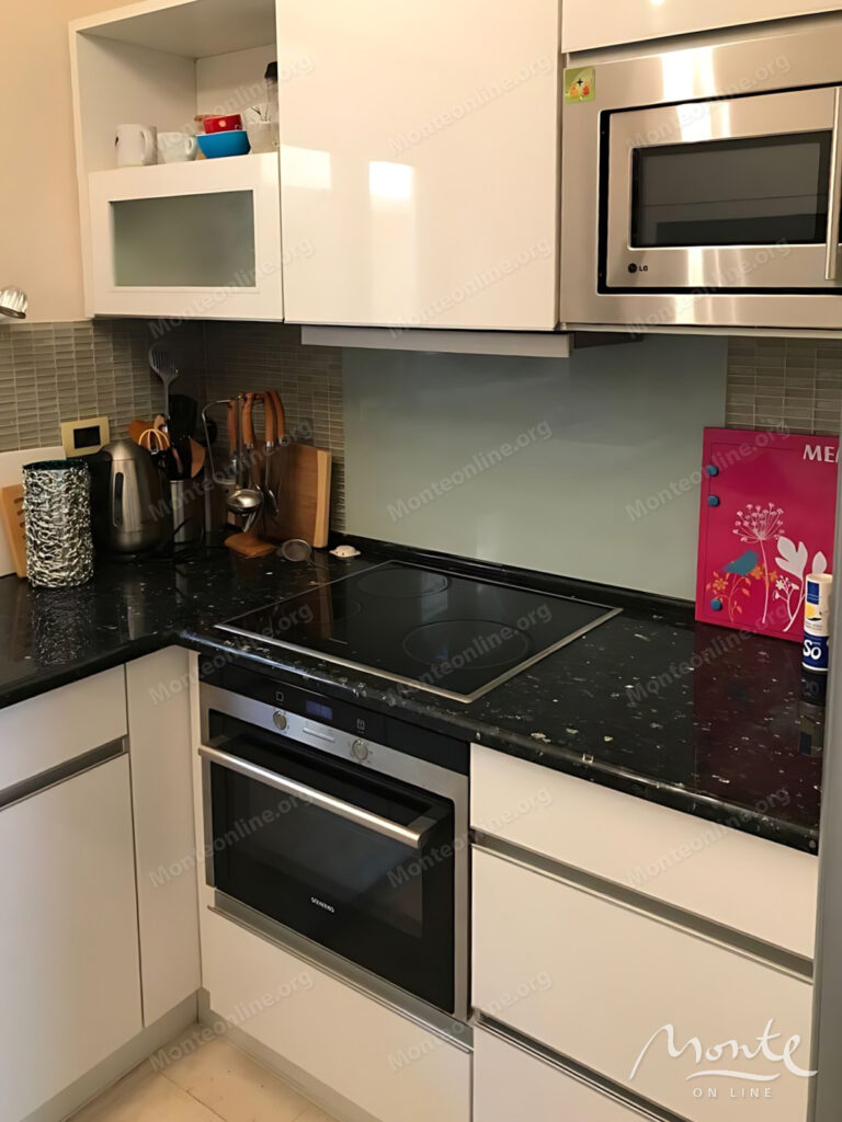 trehetazhnaya villa na 1 linii morya s gostevym domikom 10