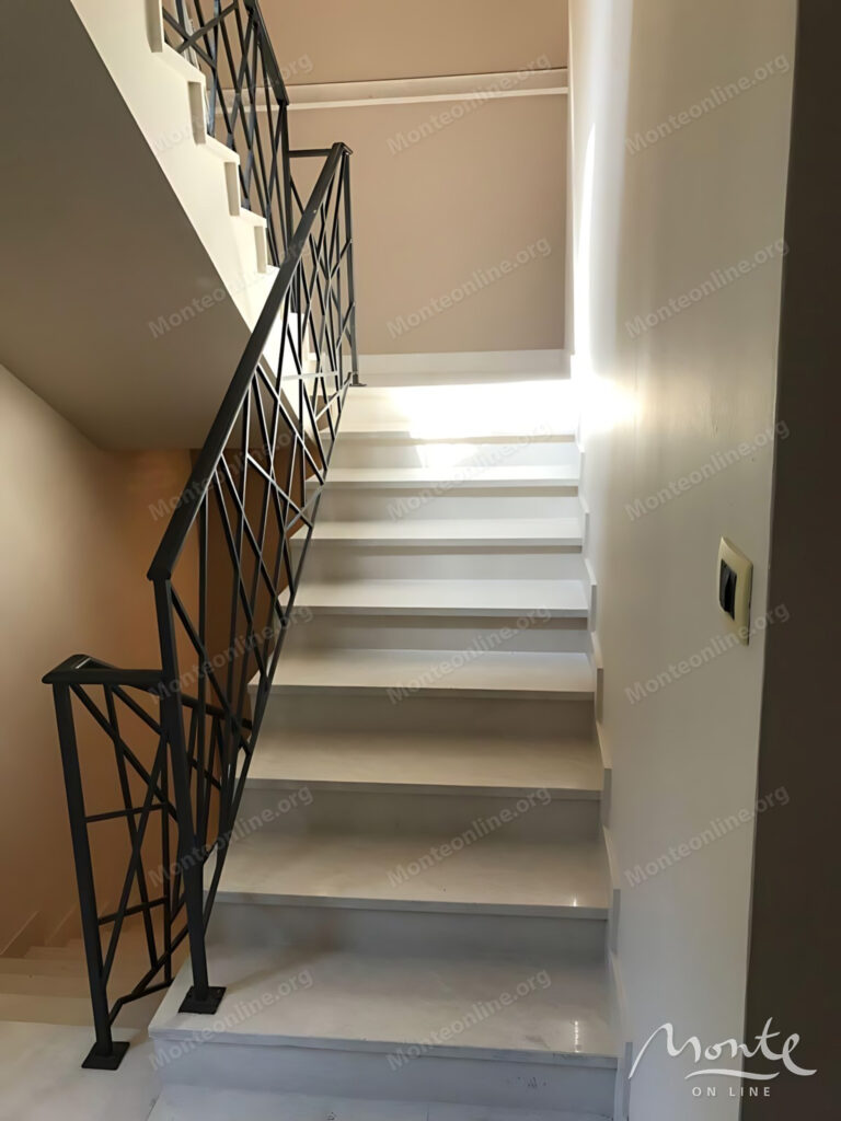 trehetazhnaya villa na 1 linii morya s gostevym domikom 13