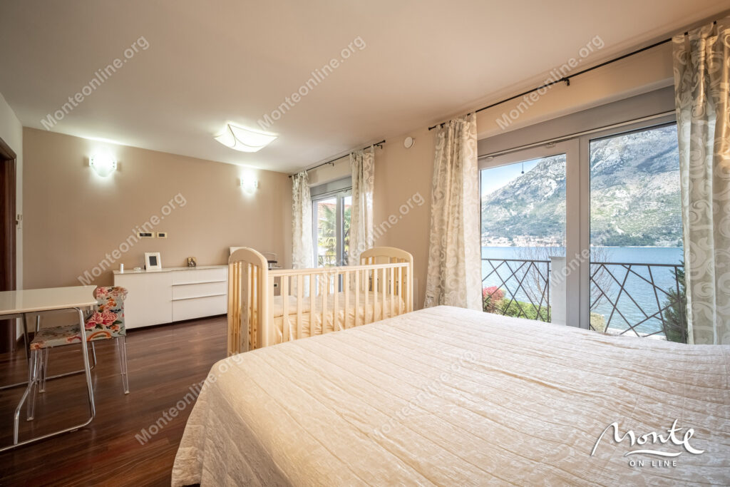 Three-story villa on the first line of the sea with a guest house 16