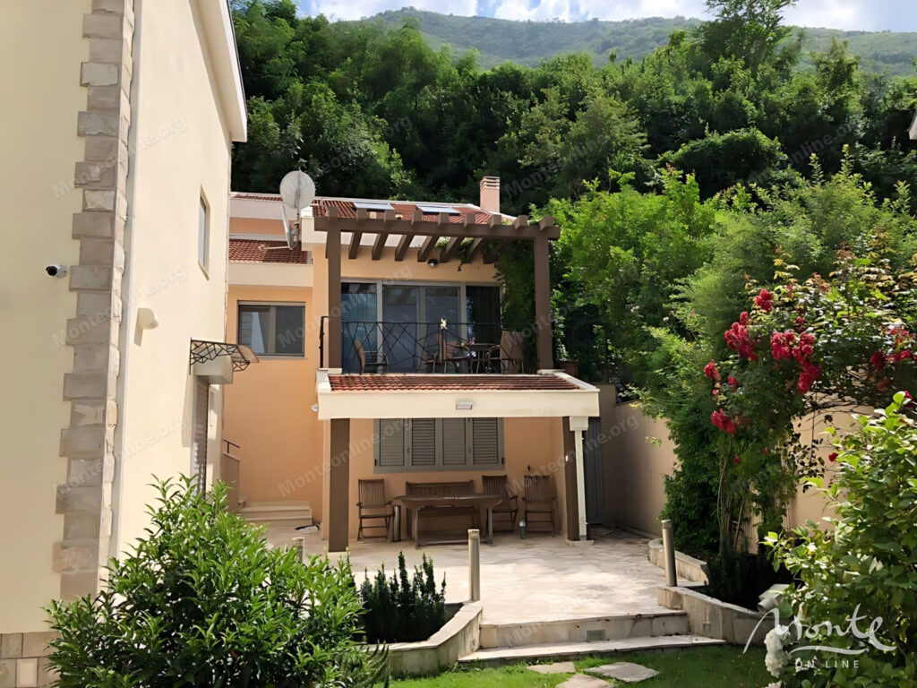 trehetazhnaya villa na 1 linii morya s gostevym domikom 17