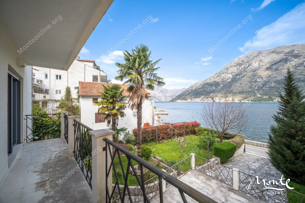 Three-story villa on the first line of the sea with a guest house 19