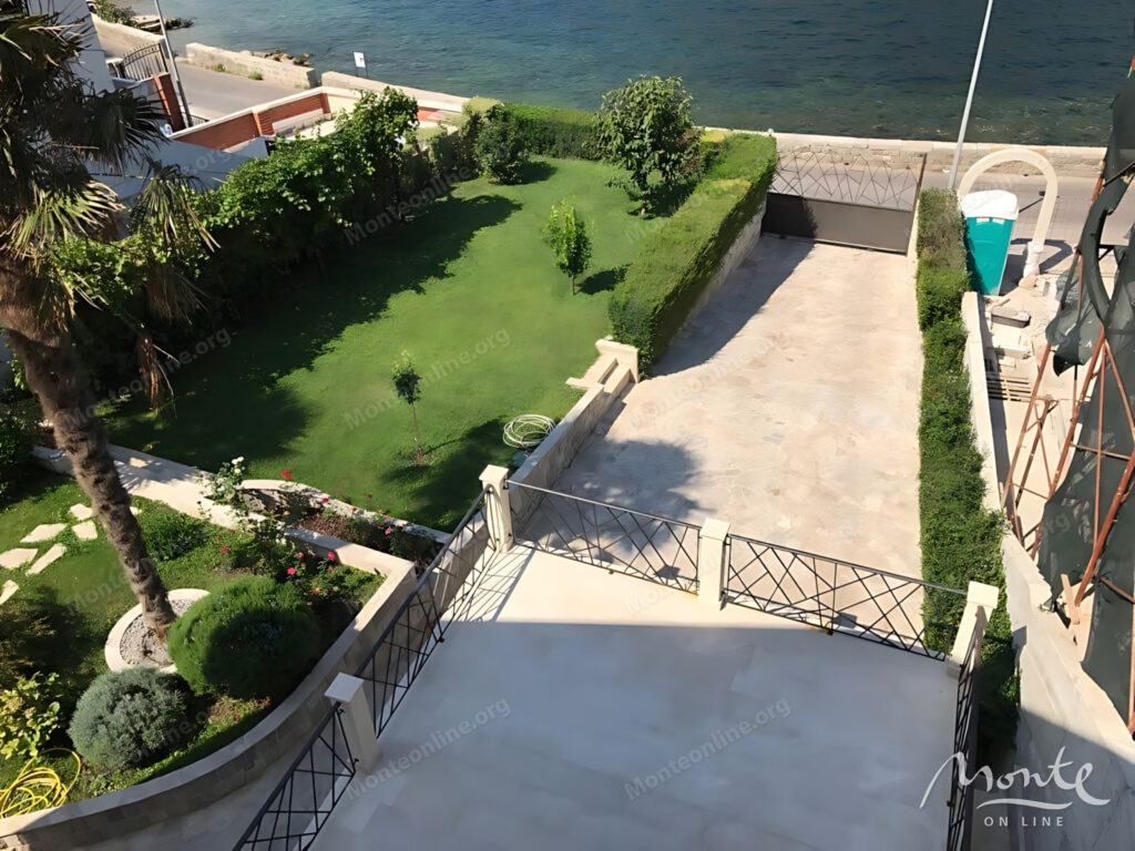 trehetazhnaya villa na 1 linii morya s gostevym domikom 21