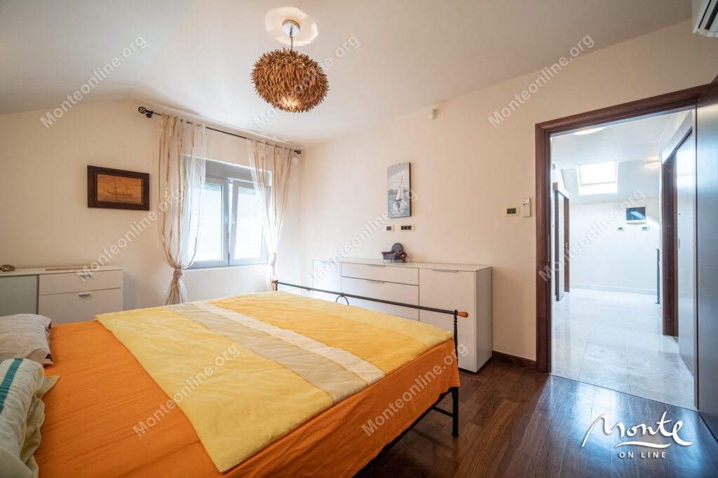 Three-story villa on the first line of the sea with a guest house 23