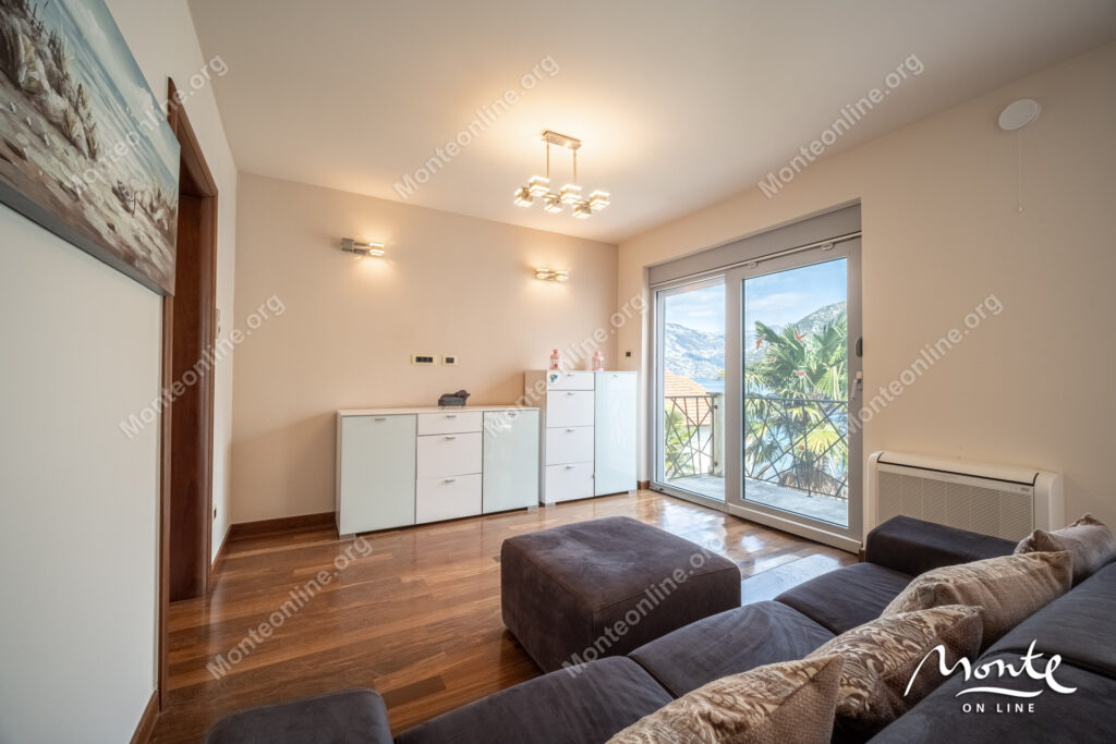 Three-story villa on the first line of the sea with a guest house 25