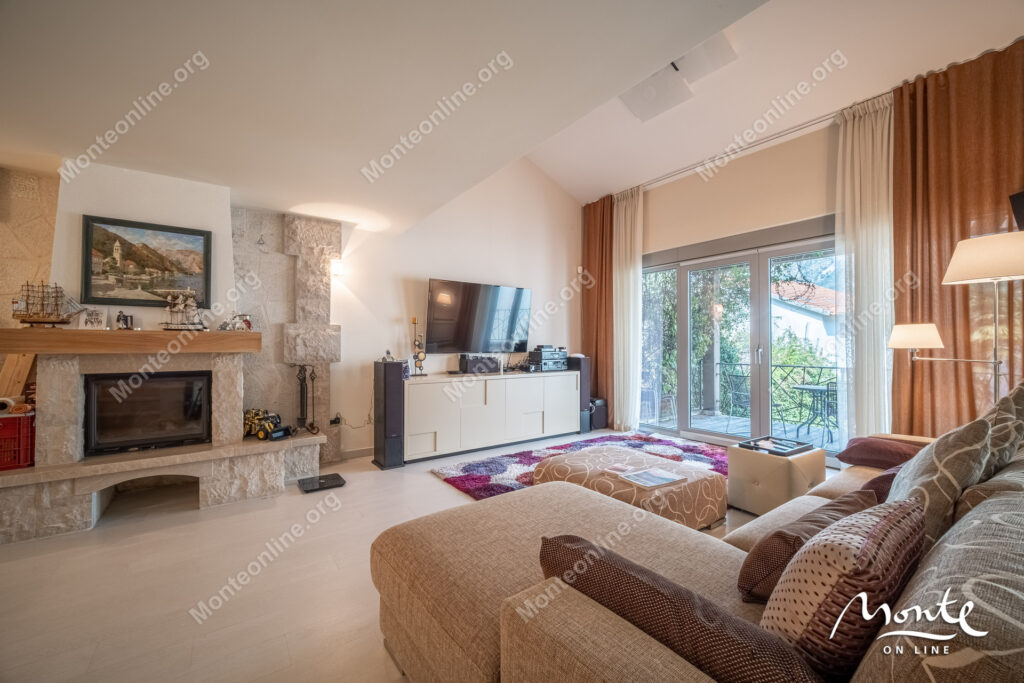 Three-story villa on the first line of the sea with a guest house 28