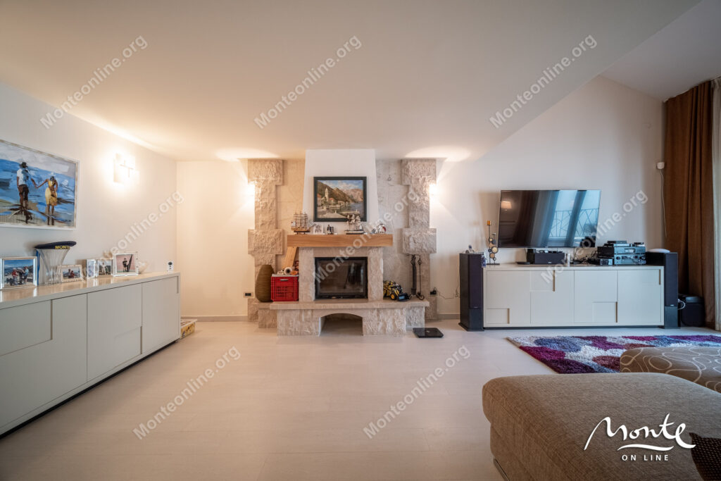 Three-story villa on the first line of the sea with a guest house 29