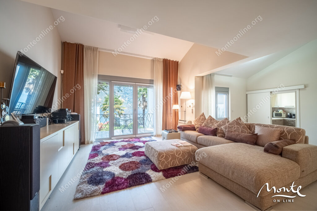 Three-story villa on the first line of the sea with a guest house 30