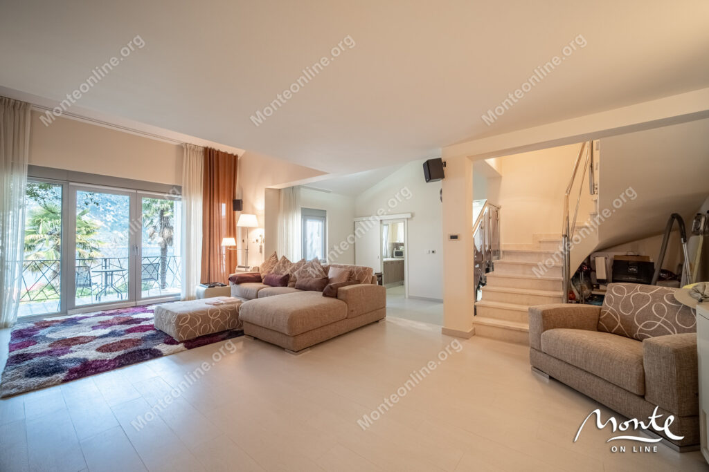 Three-story villa on the first line of the sea with a guest house 31