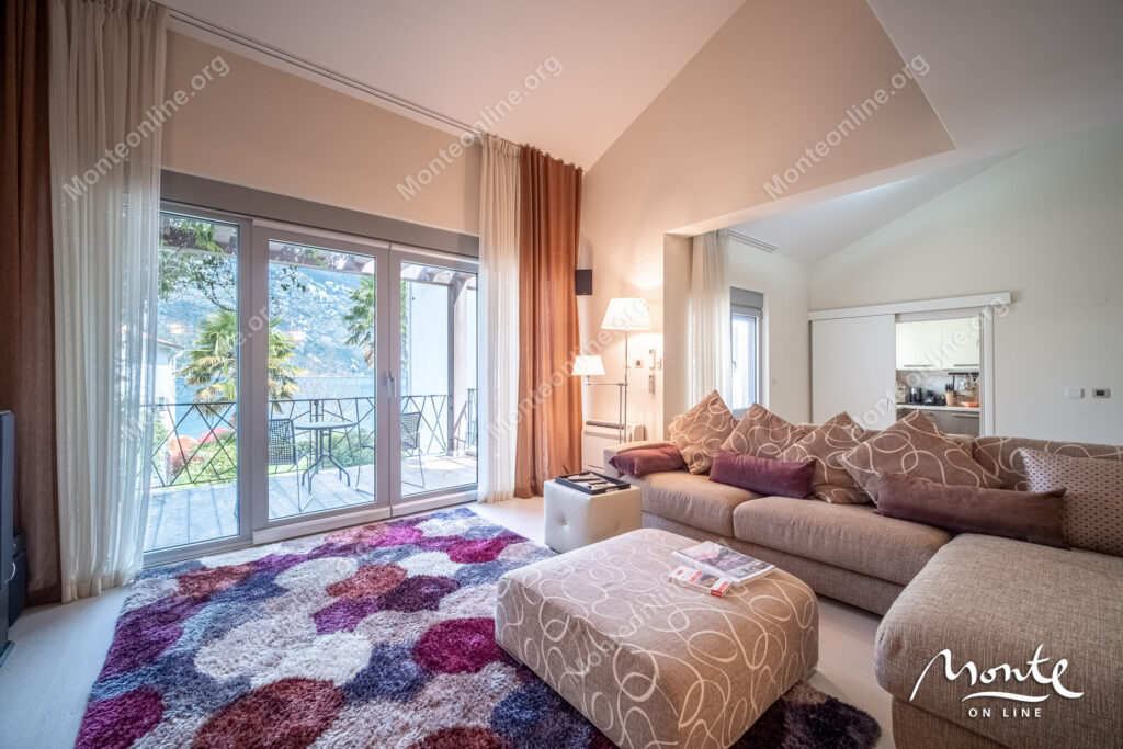 Three-story villa on the first line of the sea with a guest house 32