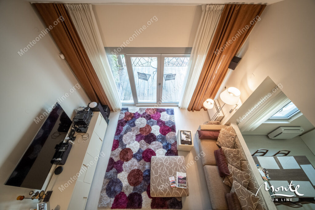 Three-story villa on the first line of the sea with a guest house 36