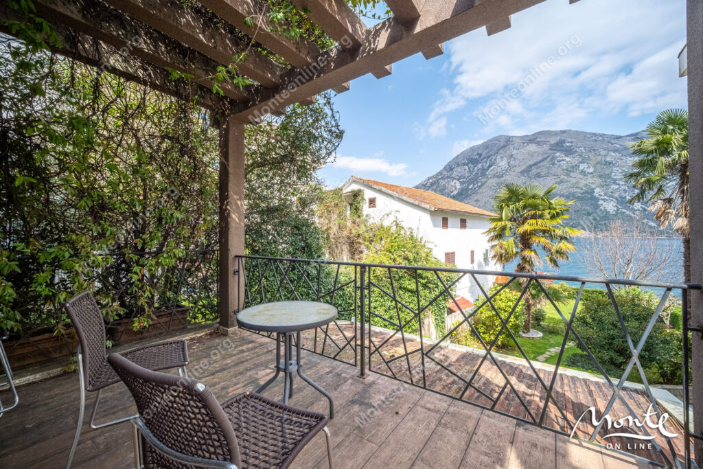 Three-story villa on the first line of the sea with a guest house 40