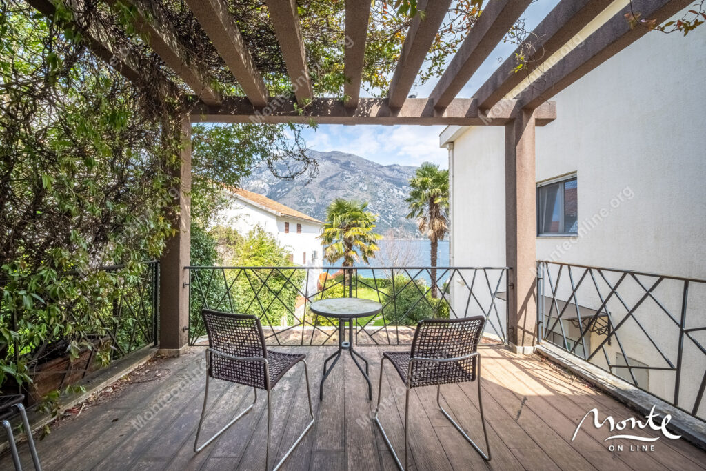Three-story villa on the first line of the sea with a guest house 41