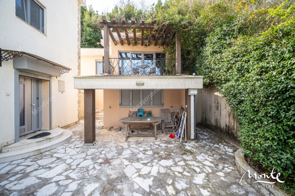 Three-story villa on the first line of the sea with a guest house 43