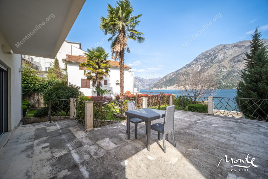 Three-story villa on the first line of the sea with a guest house 44