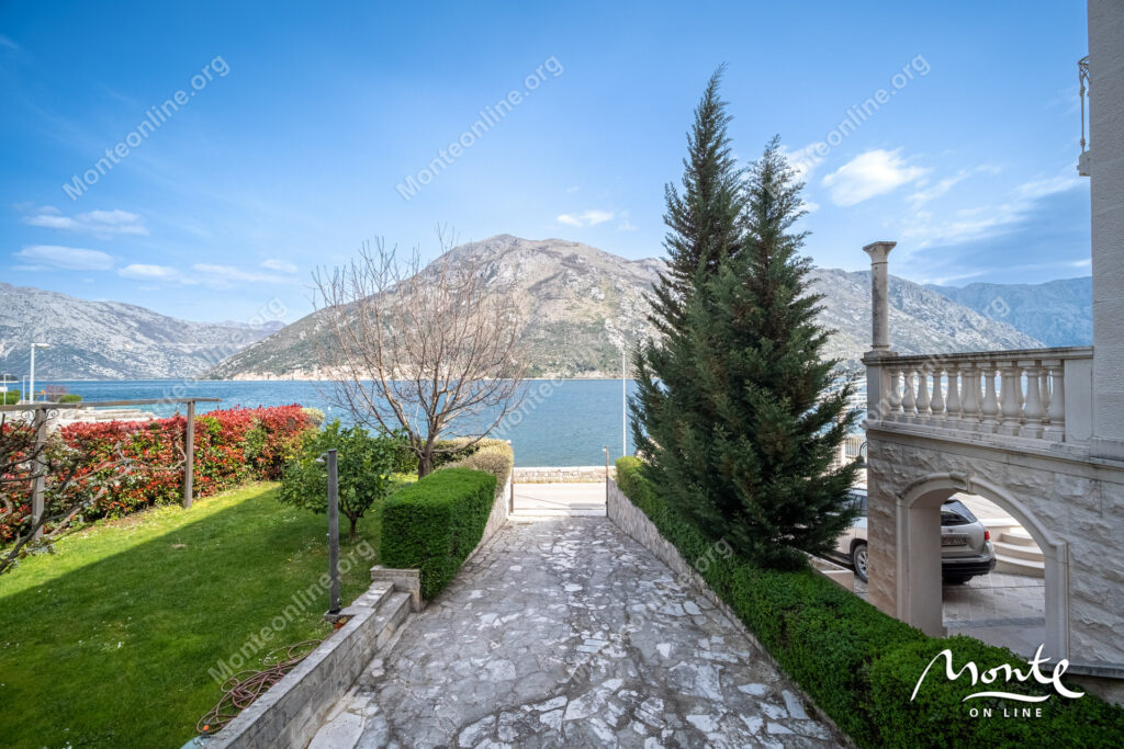 Three-story villa on the first line of the sea with a guest house 45