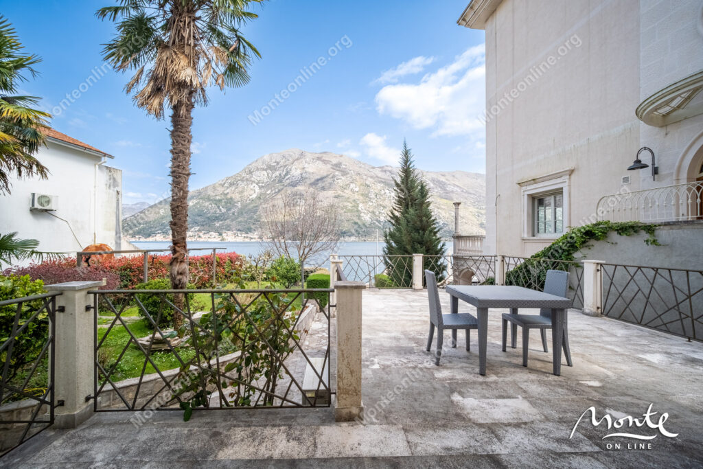 Three-story villa on the first line of the sea with a guest house 46