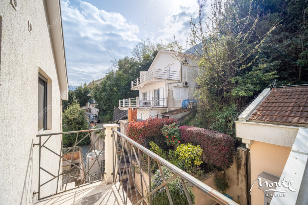 Three-story villa on the first line of the sea with a guest house 47