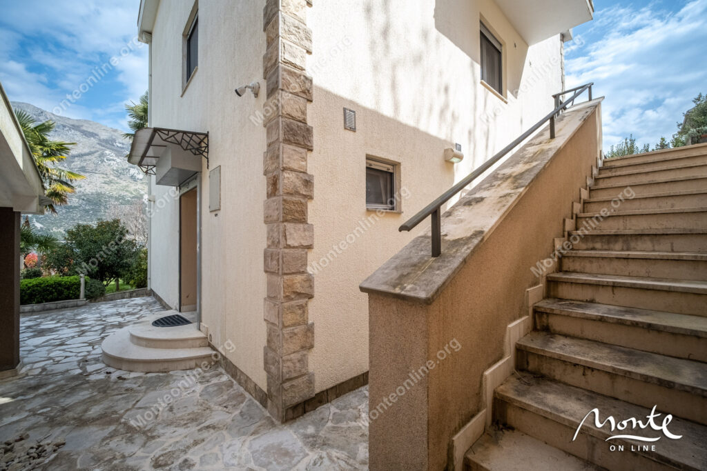 Three-story villa on the first line of the sea with a guest house 48
