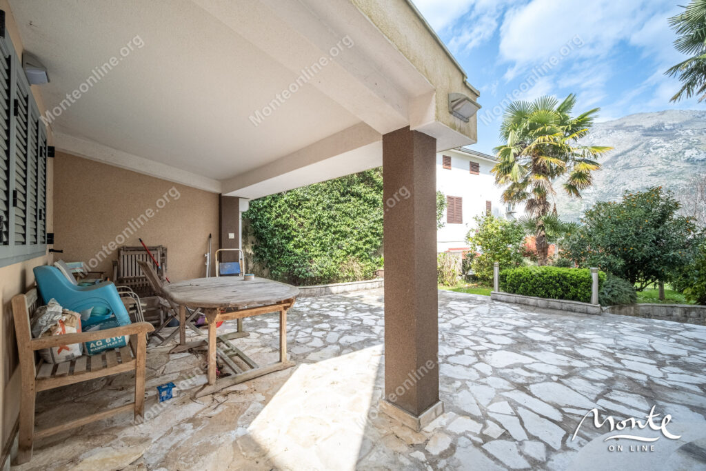 Three-story villa on the first line of the sea with a guest house 49