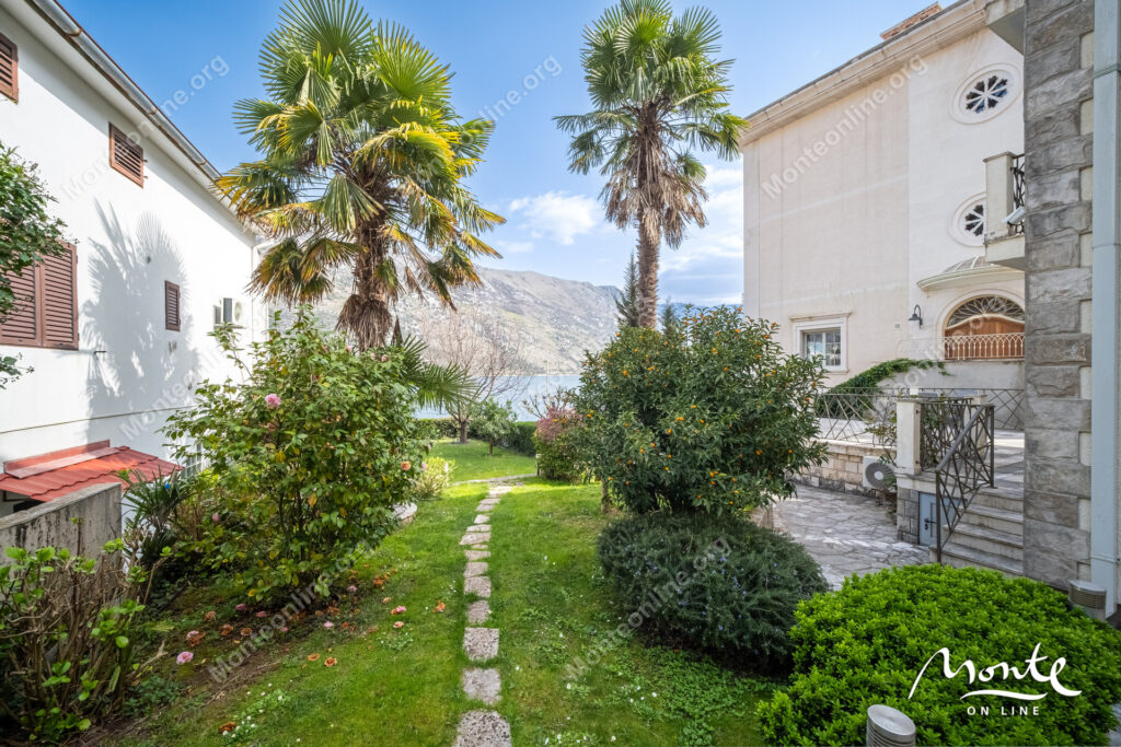 Three-story villa on the first line of the sea with a guest house 50