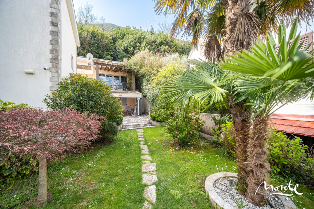 Three-story villa on the first line of the sea with a guest house 51