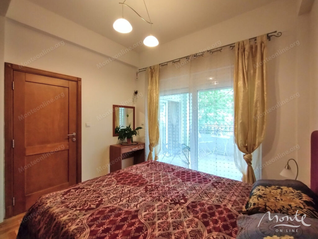 uyutnaya kvartira s 1 spalnej v klubnom dome s bassejnom v budve 12