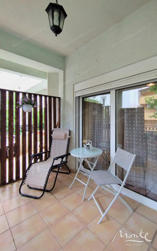 uyutnaya kvartira s 1 spalnej v klubnom dome s bassejnom v budve 18