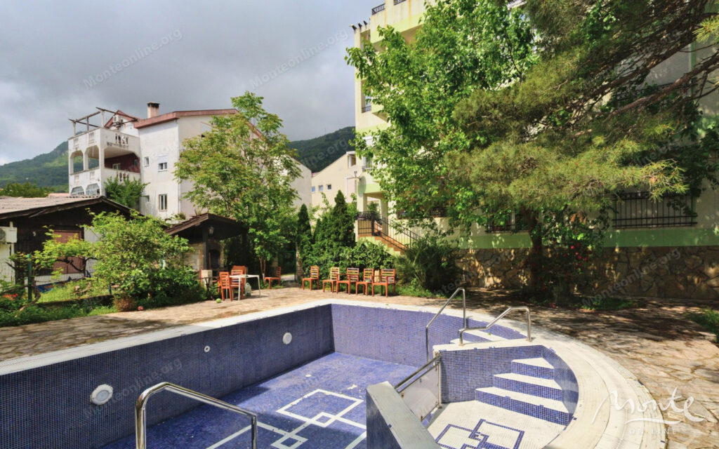 uyutnaya kvartira s 1 spalnej v klubnom dome s bassejnom v budve 20