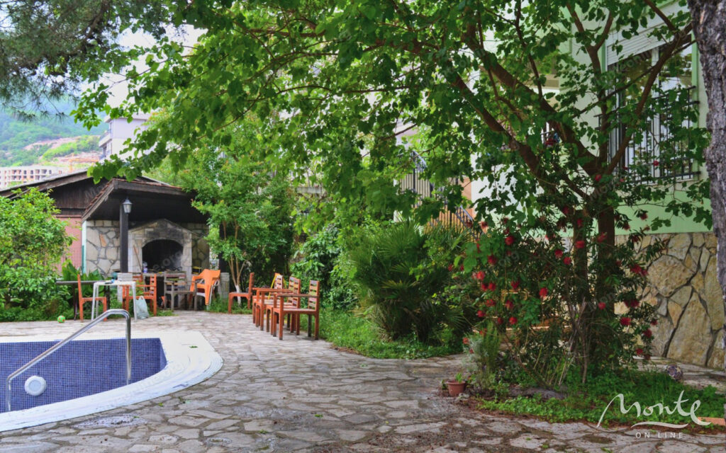 uyutnaya kvartira s 1 spalnej v klubnom dome s bassejnom v budve 21