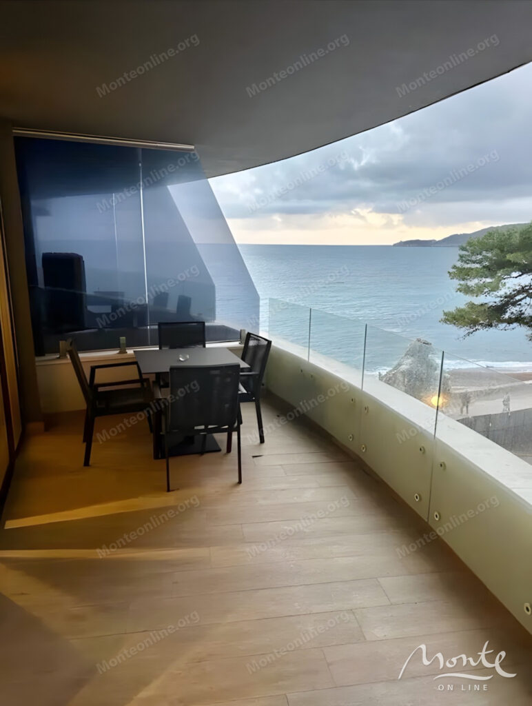 kvartira s 1 spalnej s vidom na more na pervoj linii v rafailovichah 08