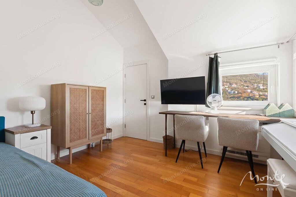 Luksuzni dvosobni dupleks stan u centru Tivta 04