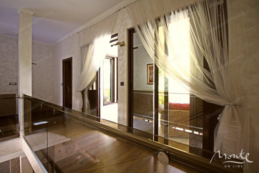 prostornyj 2 etazhnyj dom s bassejnom v herczeg novi 10