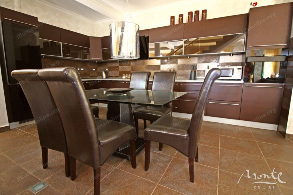 prostornyj 2 etazhnyj dom s bassejnom v herczeg novi 12