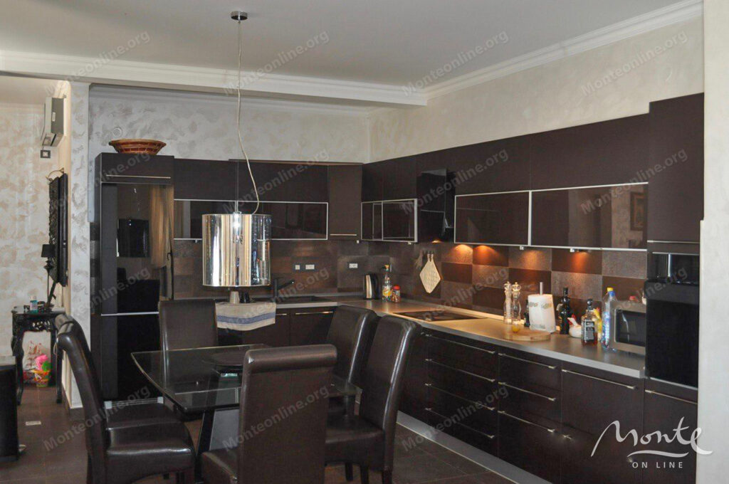 prostornyj 2 etazhnyj dom s bassejnom v herczeg novi 18