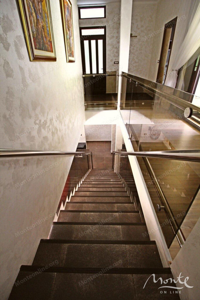 prostornyj 2 etazhnyj dom s bassejnom v herczeg novi 19