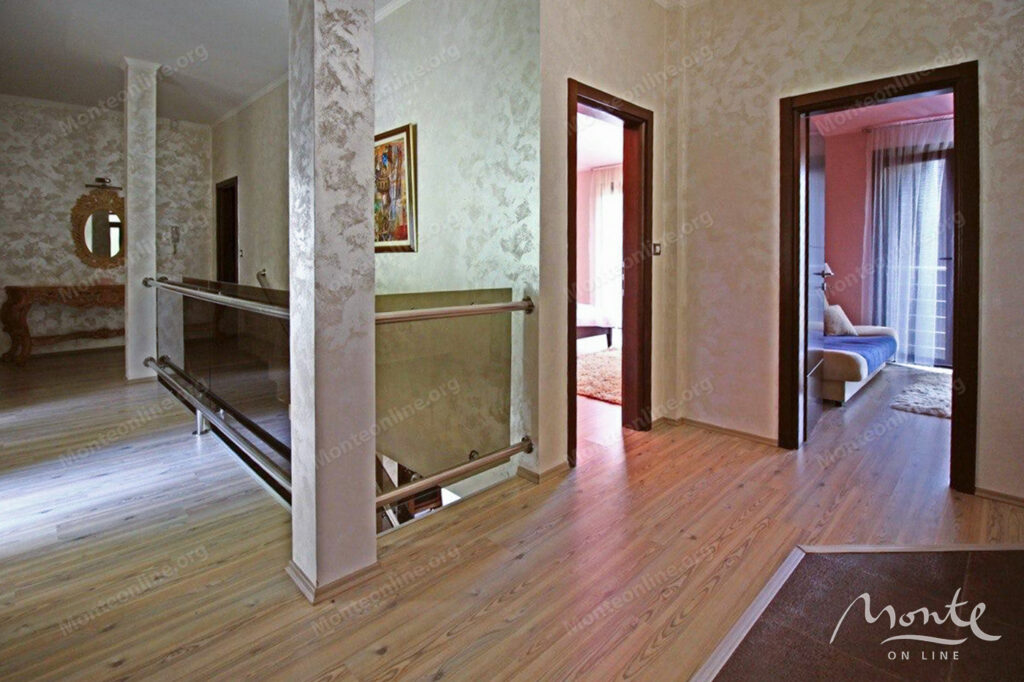 prostornyj 2 etazhnyj dom s bassejnom v herczeg novi 21