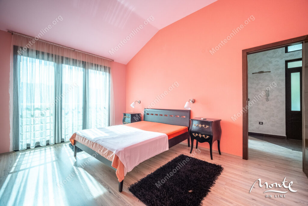 prostornyj 2 etazhnyj dom s bassejnom v herczeg novi 28