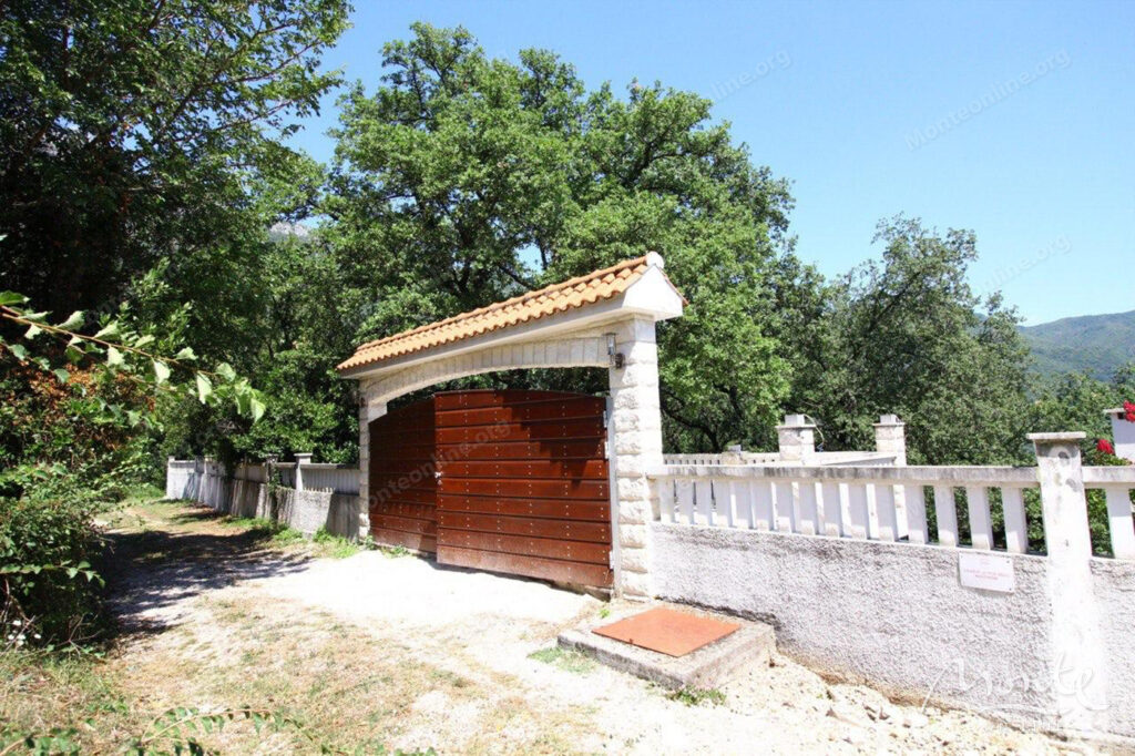 prostornyj 2 etazhnyj dom s bassejnom v herczeg novi 37