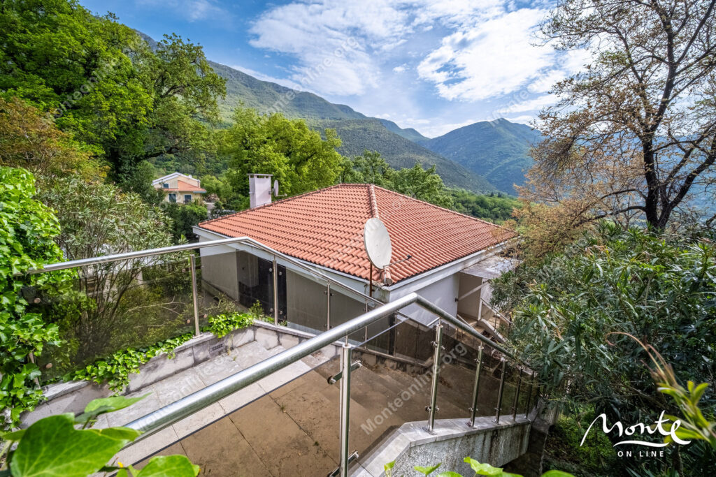 prostornyj 2 etazhnyj dom s bassejnom v herczeg novi 38