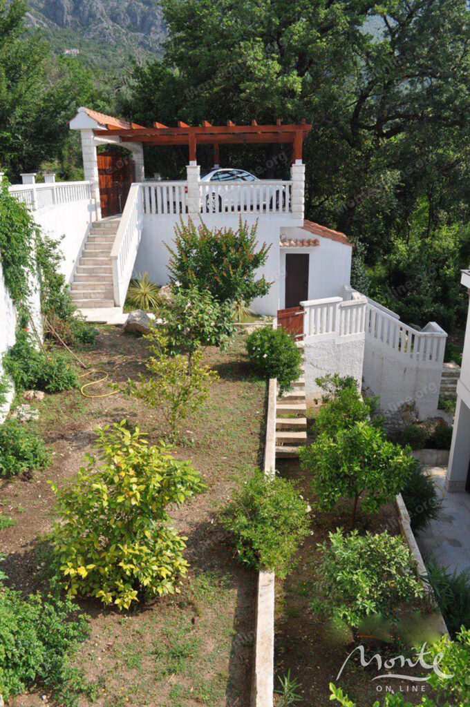 prostornyj 2 etazhnyj dom s bassejnom v herczeg novi 44