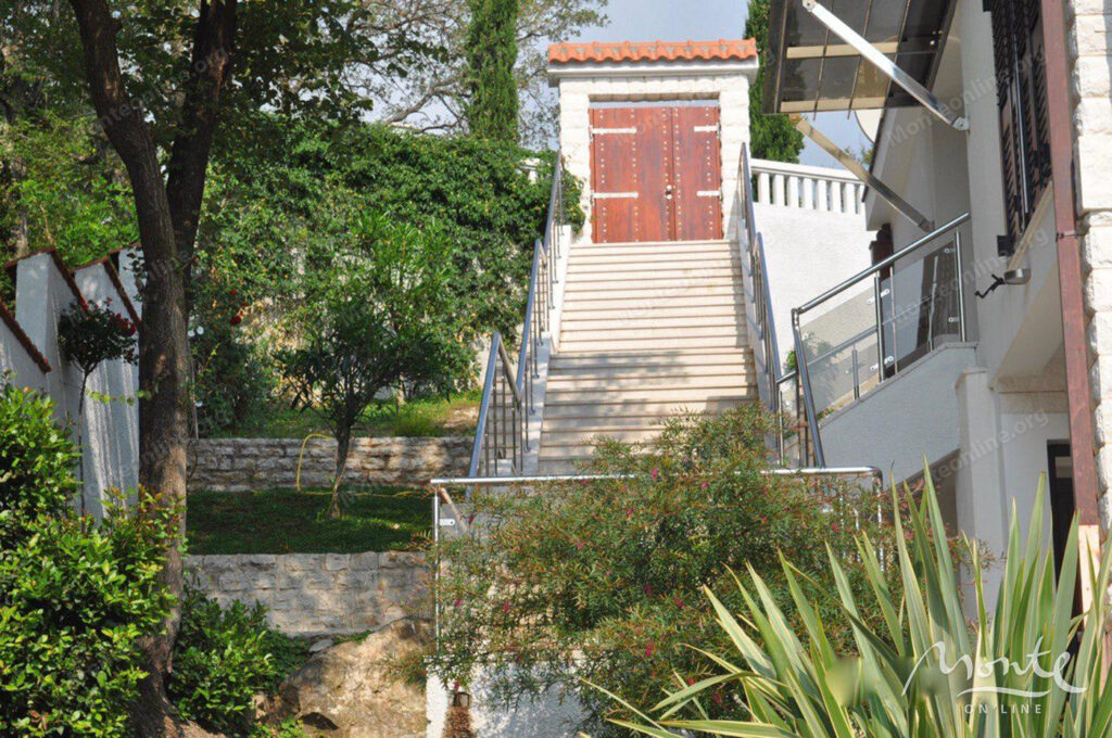 prostornyj 2 etazhnyj dom s bassejnom v herczeg novi 45