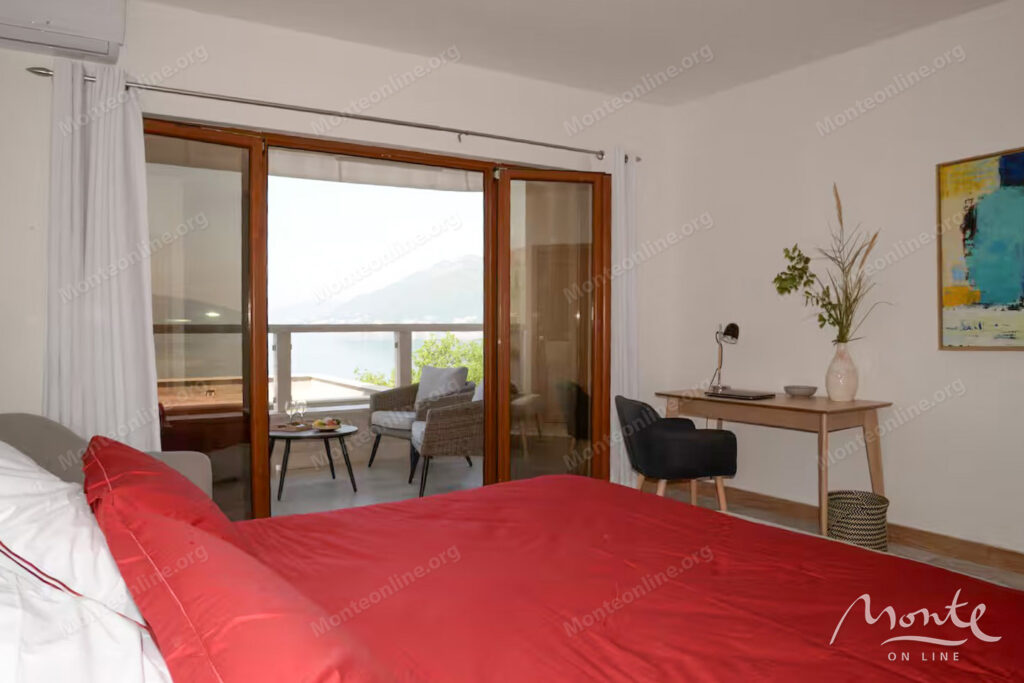 Luksuzni dvosobni apartman sa panoramskim pogledom na zaliv i Porto Montenegro 07