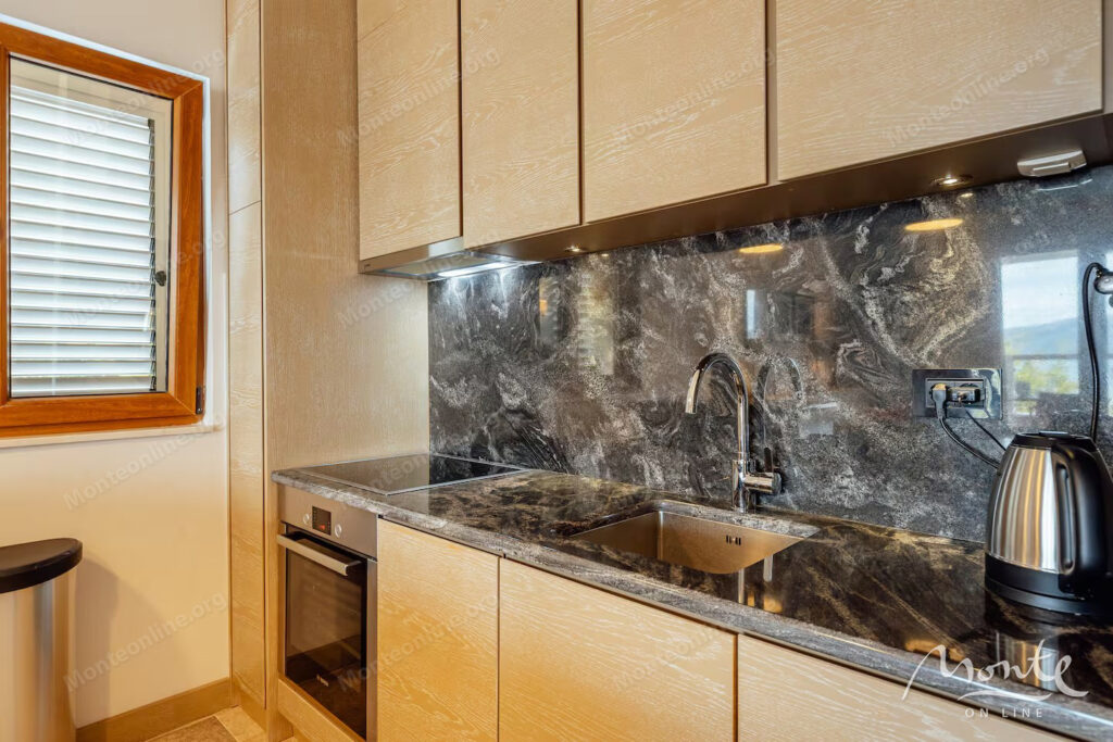 Luksuzni dvosobni apartman sa panoramskim pogledom na zaliv i Porto Montenegro 12