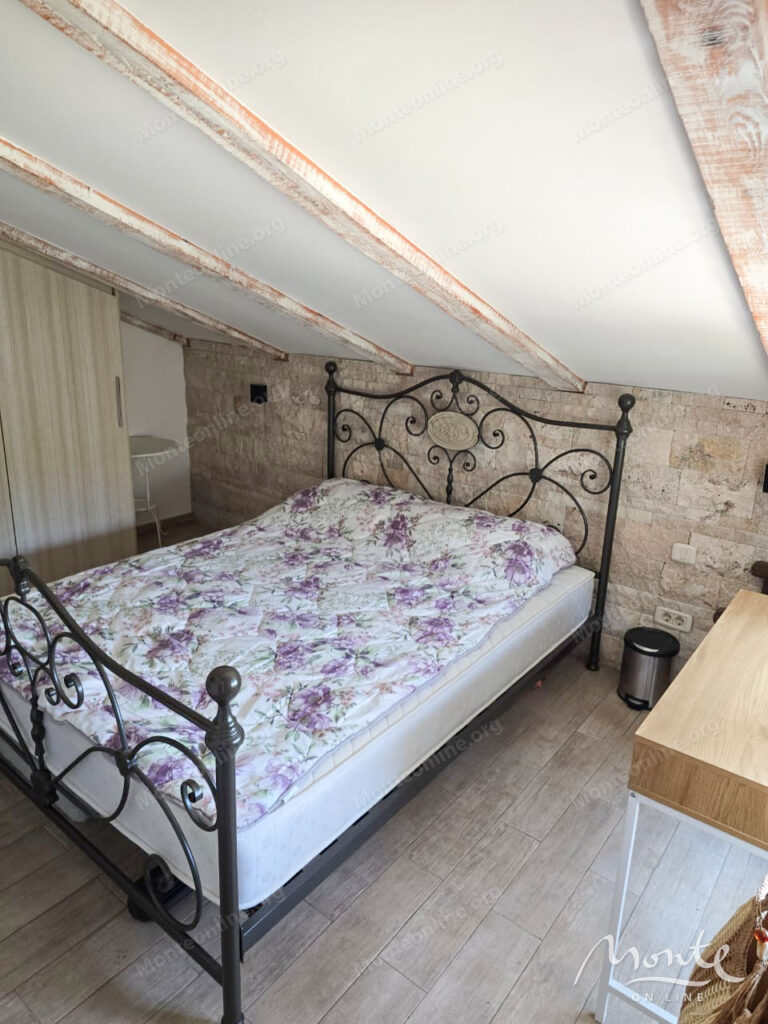 svetlaya i atmosfernaya kvartira s 2 spalnyami v otlichnoj chasti budvy 04