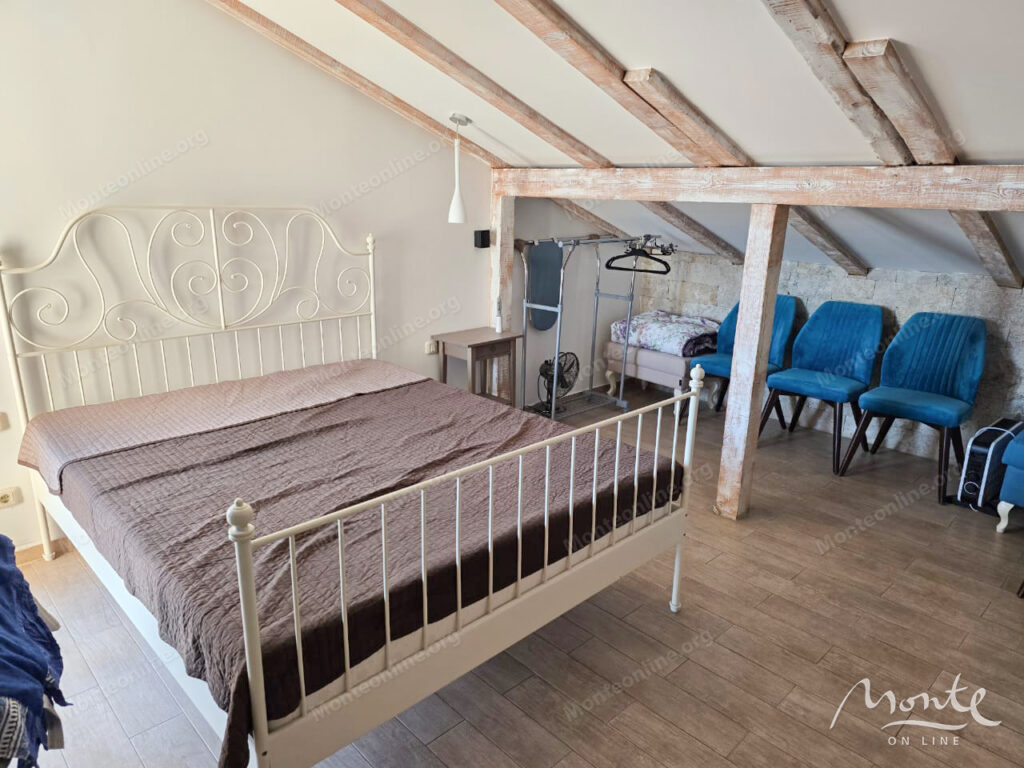 svetlaya i atmosfernaya kvartira s 2 spalnyami v otlichnoj chasti budvy 05