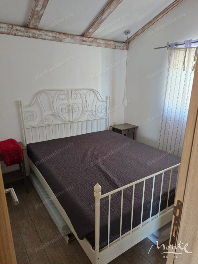 svetlaya i atmosfernaya kvartira s 2 spalnyami v otlichnoj chasti budvy 06