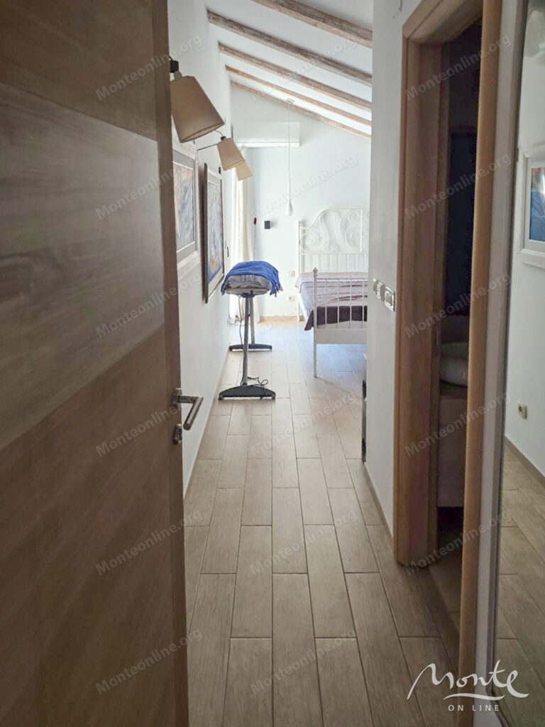 svetlaya i atmosfernaya kvartira s 2 spalnyami v otlichnoj chasti budvy 07