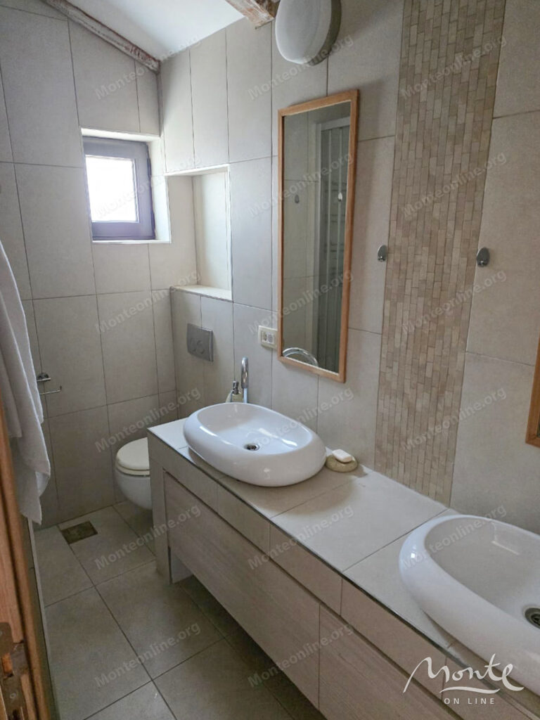 svetlaya i atmosfernaya kvartira s 2 spalnyami v otlichnoj chasti budvy 08